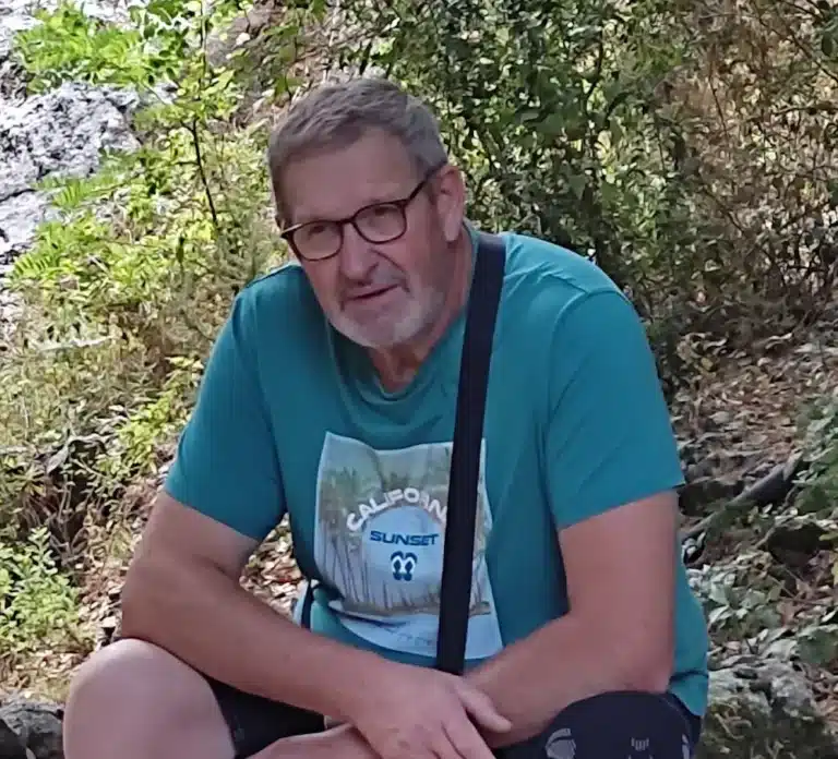 Eric créateur du site autonomie douce assis dans la nature